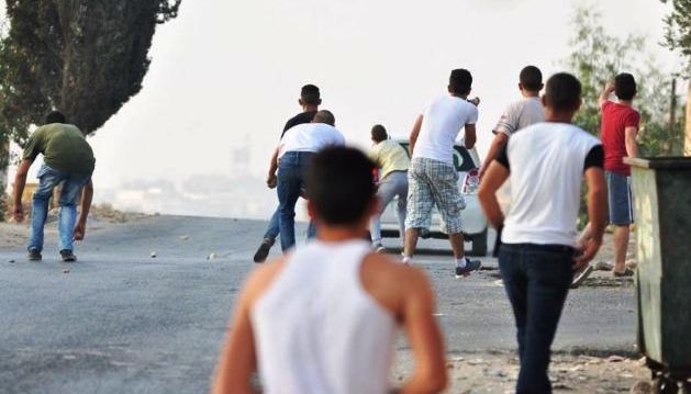 الاحتلال يعتقل 12 مواطنا ويصادر مبالغ مالية في الضفة الغربية المحتلة
