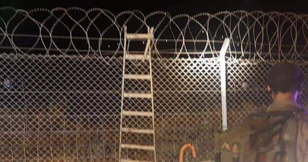 سلم خشبي على مستوطنة شمال رام الله يربك الاحتلال
