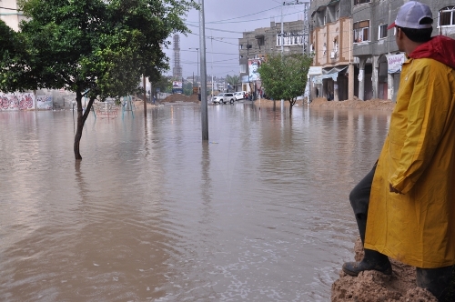 مع هطول المطر.. تحذيرات للسائقين من الانزلاق