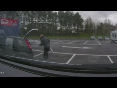 بالفيديو..لص يسرق سيارة مزودة بالكاميرا في وضح النهار 