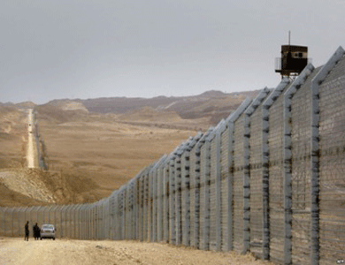 خبير عسكري مصري: إحدى الشركات الإماراتية تمول الشريط العازل مع غزة