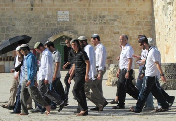 إصابات واعتقالات ومتطرفون بقيادة غليك يقتحمون الأقصى