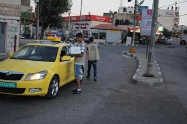 ناشطون يوزعون التمر على سائقي المركبات بغزة قبيل المغرب