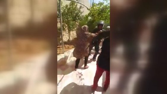 ارزيقات يبرر اعتداء أمن السلطة على نساء في الخليل
