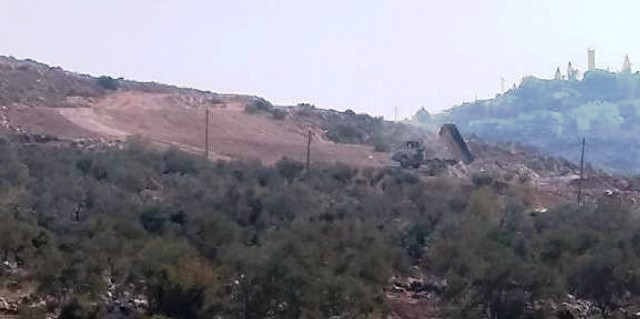 الاحتلال يخطر مواطنين في باب المرج باستيلائه على أرضهم 