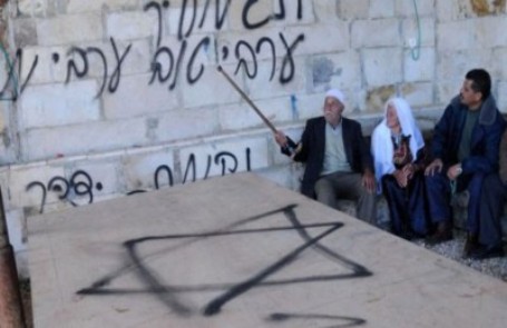 القدس ... مستوطنون يخطون شعارات عنصرية