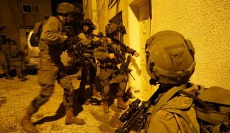 الاحتلال يعتقل 12 مواطنا من الضفة الغربية