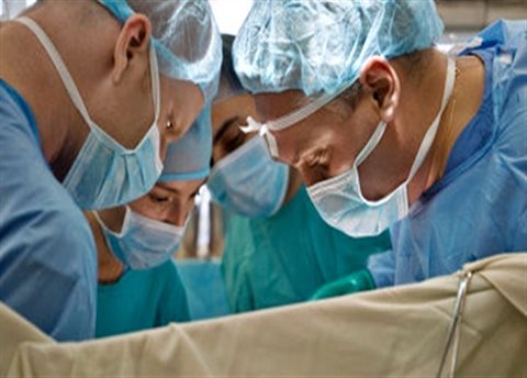 أطباء يعيدون يد عامل تم بترها بالخطأ