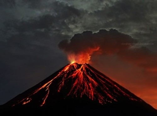 بركان توريالبا في كوستاريكا في أقوى ثوران منذ 20 عاما