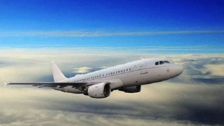 طائرة أسترالية تهبط إضطراريا بسبب مسن...!!