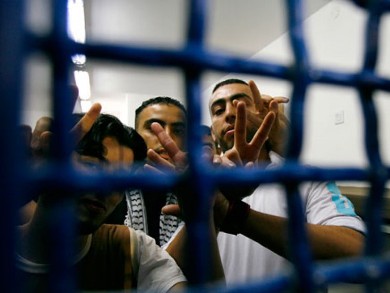 الاحتلال يثبت الاعتقال الإداري بحق 20 أسيراً