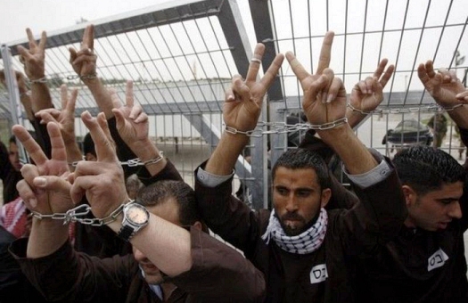 7 أسرى يدخلون أعواماً جديدة داخل سجون الاحتلال