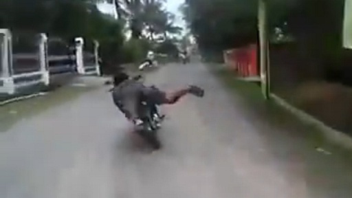 بالفيديو..بهلوان دراجة نارية يفقد السيطرة ويصطدم بدراجة هوائية 