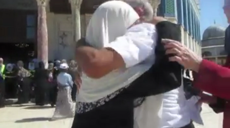 بعد 20 عاما.. مواطن من الضفة يلتقي شقيقته القادمة من غزة في الأقصى