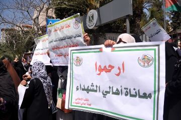 أهالي شهداء العدوان على غزة يطالبون السلطة بصرف مخصصاتهم المالية