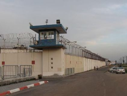 16 أسيرا فلسطينيا معزولون في سجن 