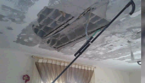 سقوط أجزاء كبيرة من سقف منزل لمواطن في دير البلح