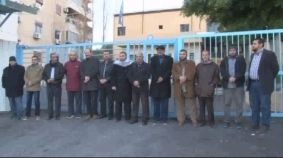 اعتصام أمام مكتب مدير 