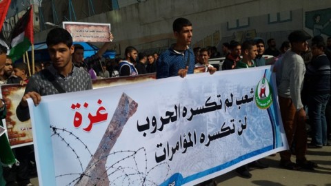 مسيرة في غزة للمطالبة بالإسراع بإعادة الإعمار ورفضاً لقرار 