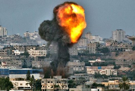 محدث.. شهداء وإصابات بقصف جوي وبري وبحري للاحتلال على غزة