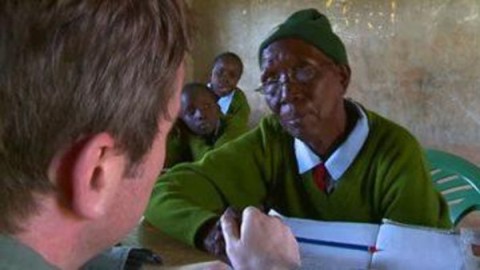 طالبة ابتدائى عمرها 90 عامًا 