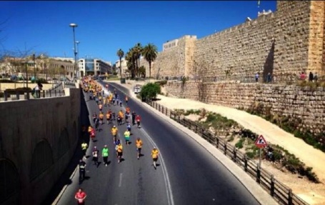 القدس تشهد مارثونا تهويديا والاحتلال يغلق طرقاتها