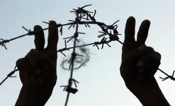 4 أسرى بينهم فتية يتنسمون عبير الحرية