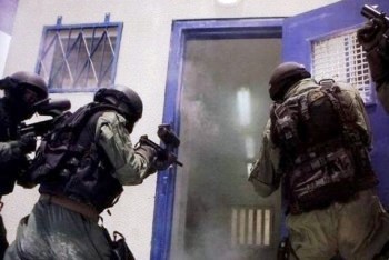 قوات القمع تقتحم غرف أسرى الشعبية في 