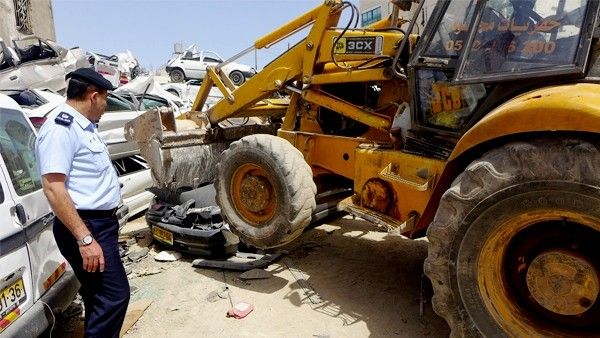 الشرطة تتلف 130 مركبة غير قانونية في رام الله والبيرة