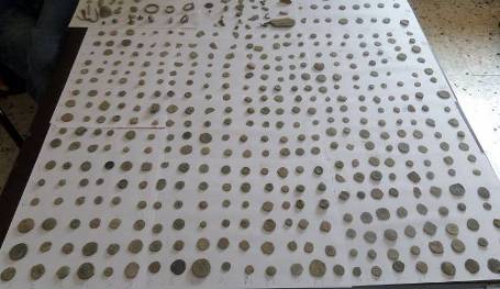 الخليل... ضبط 500 قطعة أثرية في ترقوميا