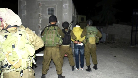 الاحتلال يعتقل 15 مواطنا من الضفة والقدس