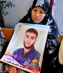 الاحتلال يمنع والدة الاسير أحمد غنيم من زيارته للمرة الـ 5