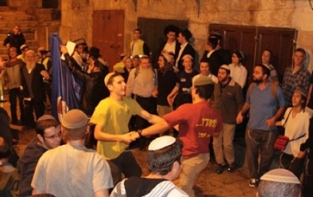 القدس.. احتفالات تهويدية في باب الخليل