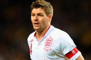  لاعب المنتخب الإنجليزي ستيفن جيرارد يلمح إلى اعتزاله دولياً