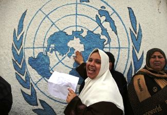 الضفة.. لجان المخيمات تحذر الأونروا من توزيع البطاقات الإلكترونية