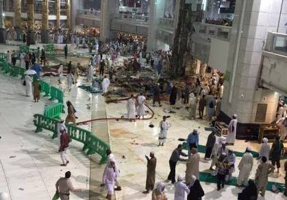 ضحايا وجرحى إثر سقوط رافعة بناء في مسعى الحرم المكي
