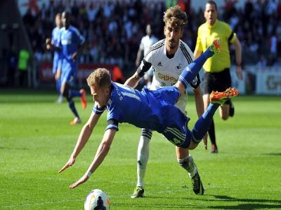 تشيلسي يواصل الصراع على لقب بطل الدوري الإنكليزي بعد فوزه على سوانزي