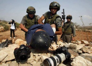 الاحتلال يعتدي على مصور صحفي في القدس
