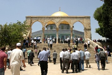 العشرات من غزة يصلون القدس لأداء صلاة الجمعة