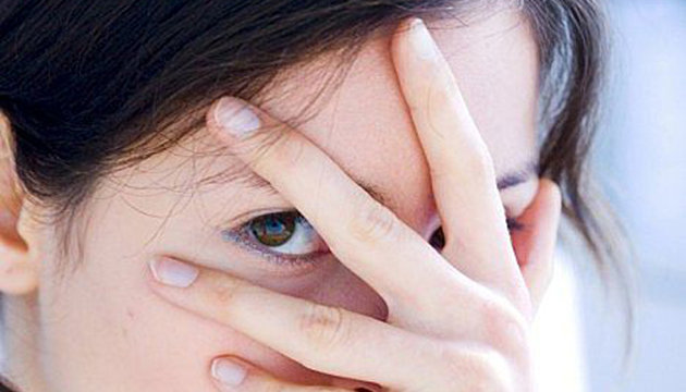 الخجل مشكلة تربوية.. نهايتها ضعفٌ في التحصيل الدراسي