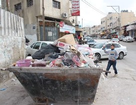 النفايات تتكدس في يطا جراء منع الاحتلال وصول مركبات البلدية