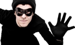 لص ينسى هاتفه أثناء سرقة هاتف آخر