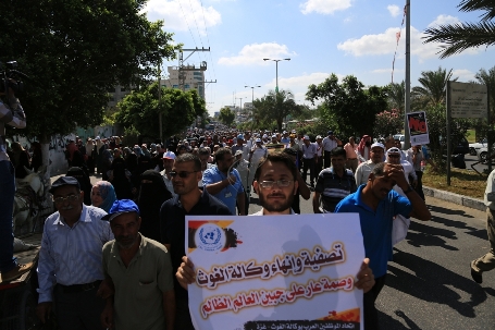 مسيرة حاشدة في غزة احتجاجاً على سياسة الأونروا