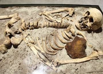 اكتشاف هيكل عظمي  في قبر رومانى بالجزائر
