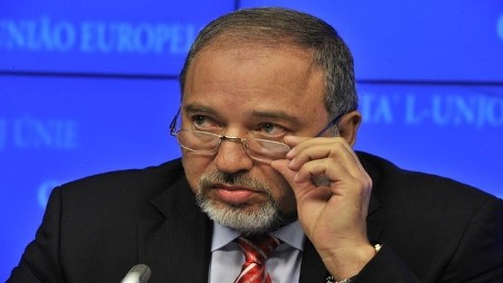 ليبرمان مهاجماً نتنياهو: القضية الايرانية أكبر منه