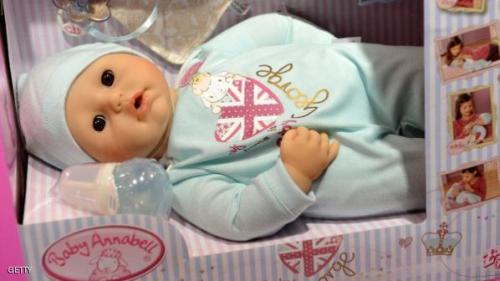 أميركية سعيدة بتكسير زجاج سيارتها