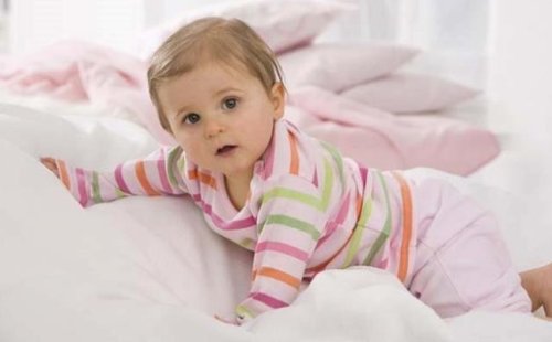 كيف اساعد طفلي على الحبو؟