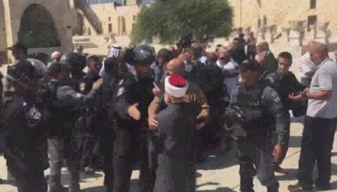 الهلال الأحمر: تعاملنا مع 15 إصابة داخل باحات الأقصى