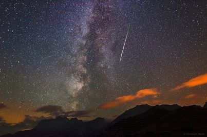 سماء فلسطين تشهد عاصفة من الشهب مساء اليوم الجمعة