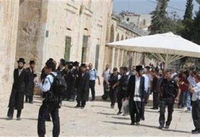 مستوطنون يقتحمون باحات المسجد الأقصى